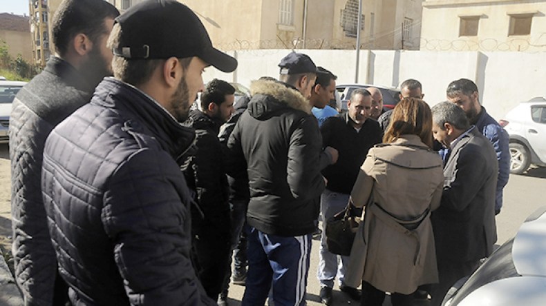 المئات من تجار الأعشاب يحاصرون وزارة التجارة
